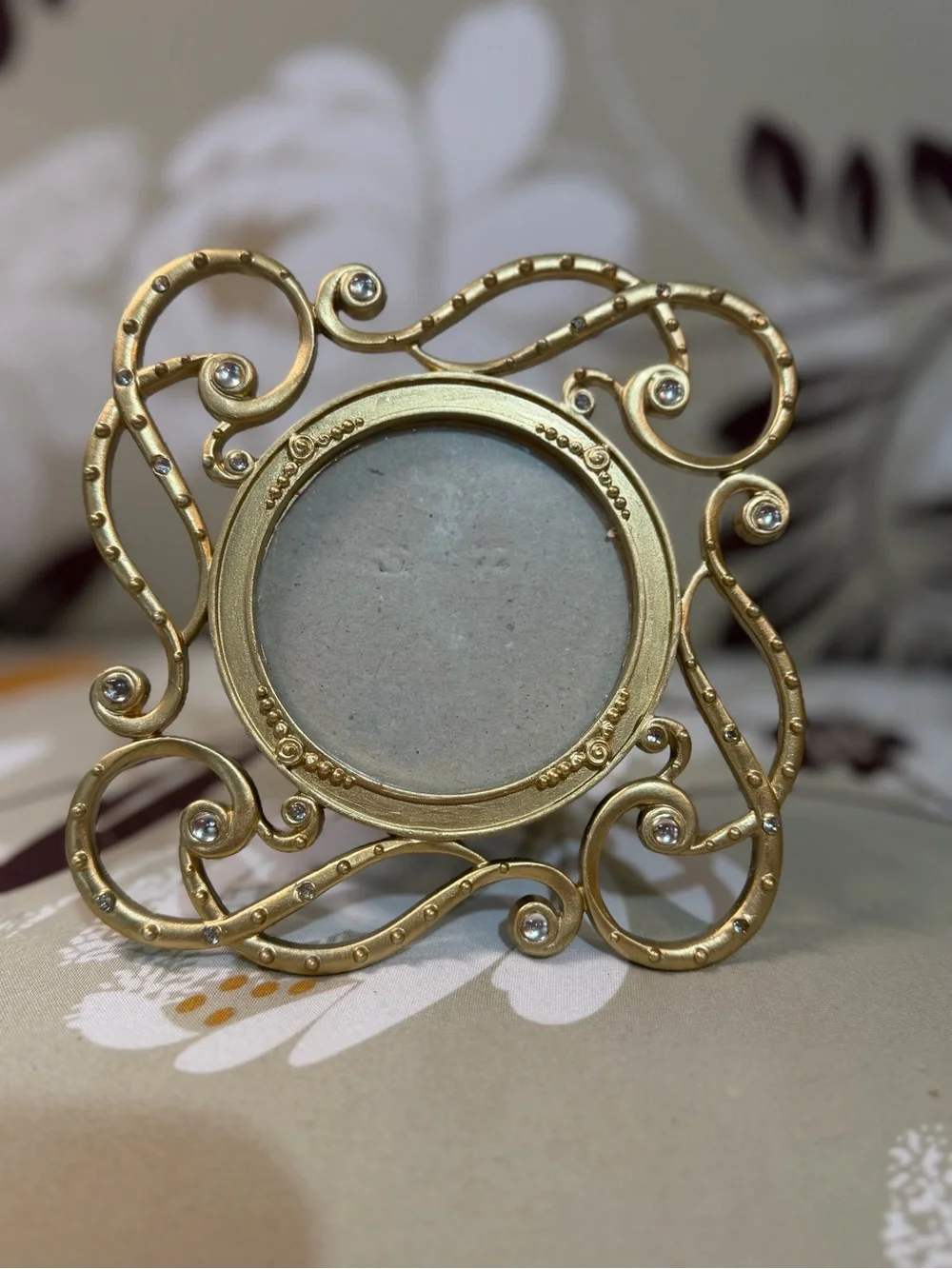 Gold Ornate Round Photo Frame - Elegant Home Accent